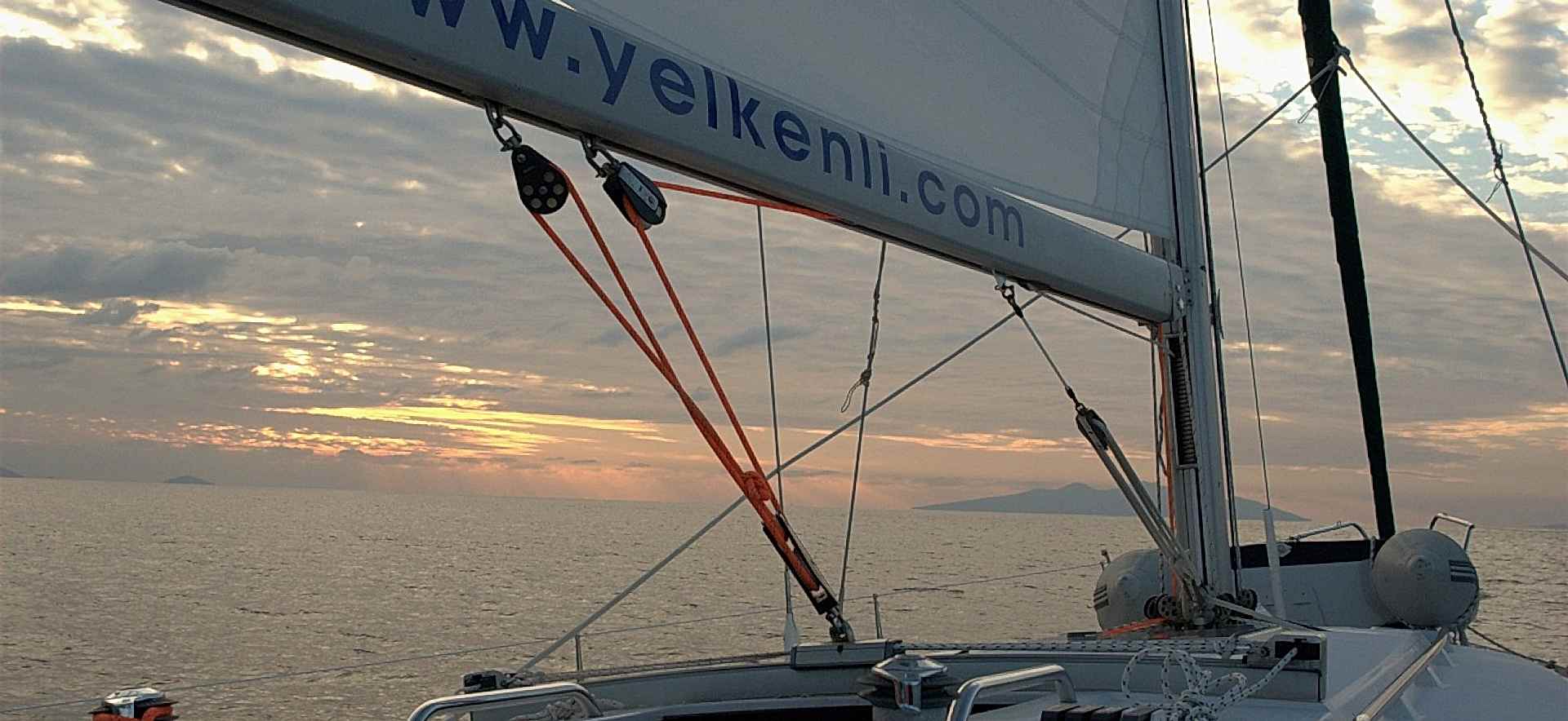 Yeşilova Körfezi Yelken Keyfi. Yelkenli Yatçılık ile Yeşilova körfezinde yelken seyri.